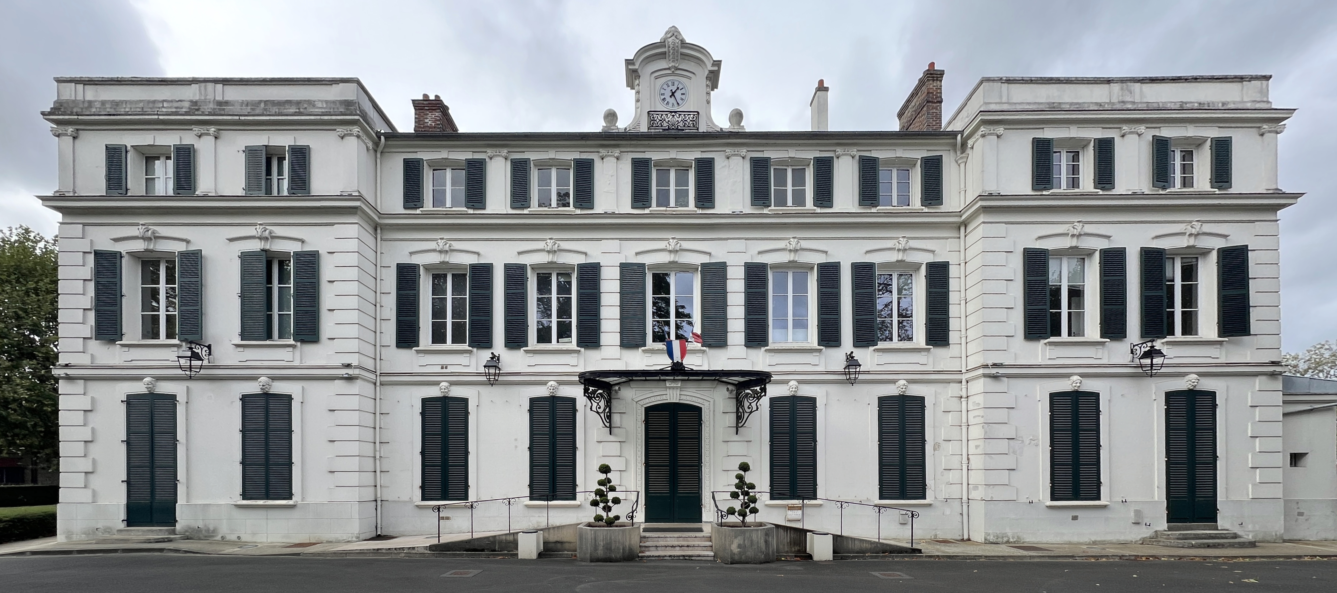 Draveil: A Tranquil Oasis on the Banks of the Seine