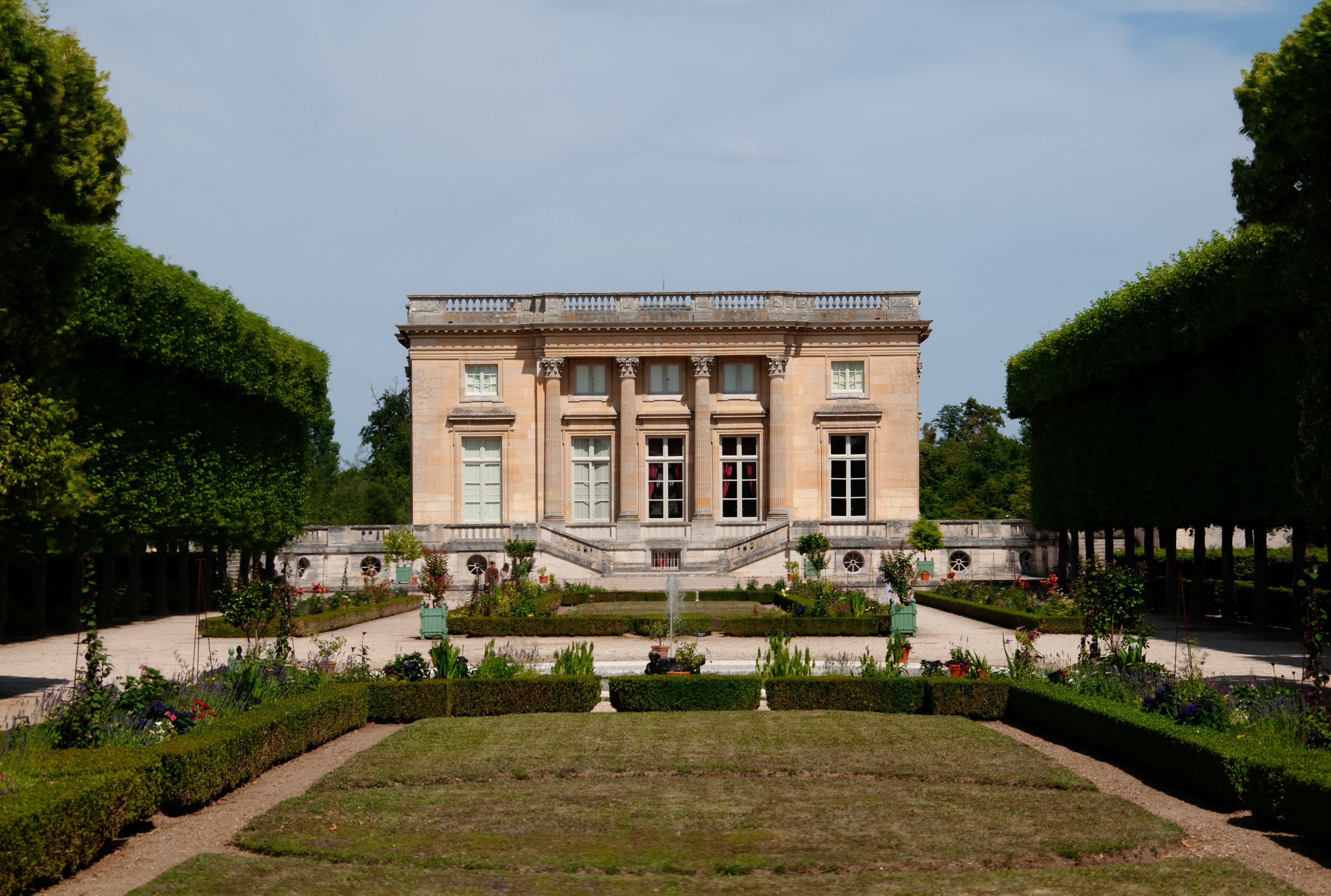 Versailles: A Symphony of Grandeur and Power