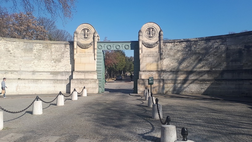 Cimetière du Père-Lachaise: A Hauntingly Beautiful Resting Place