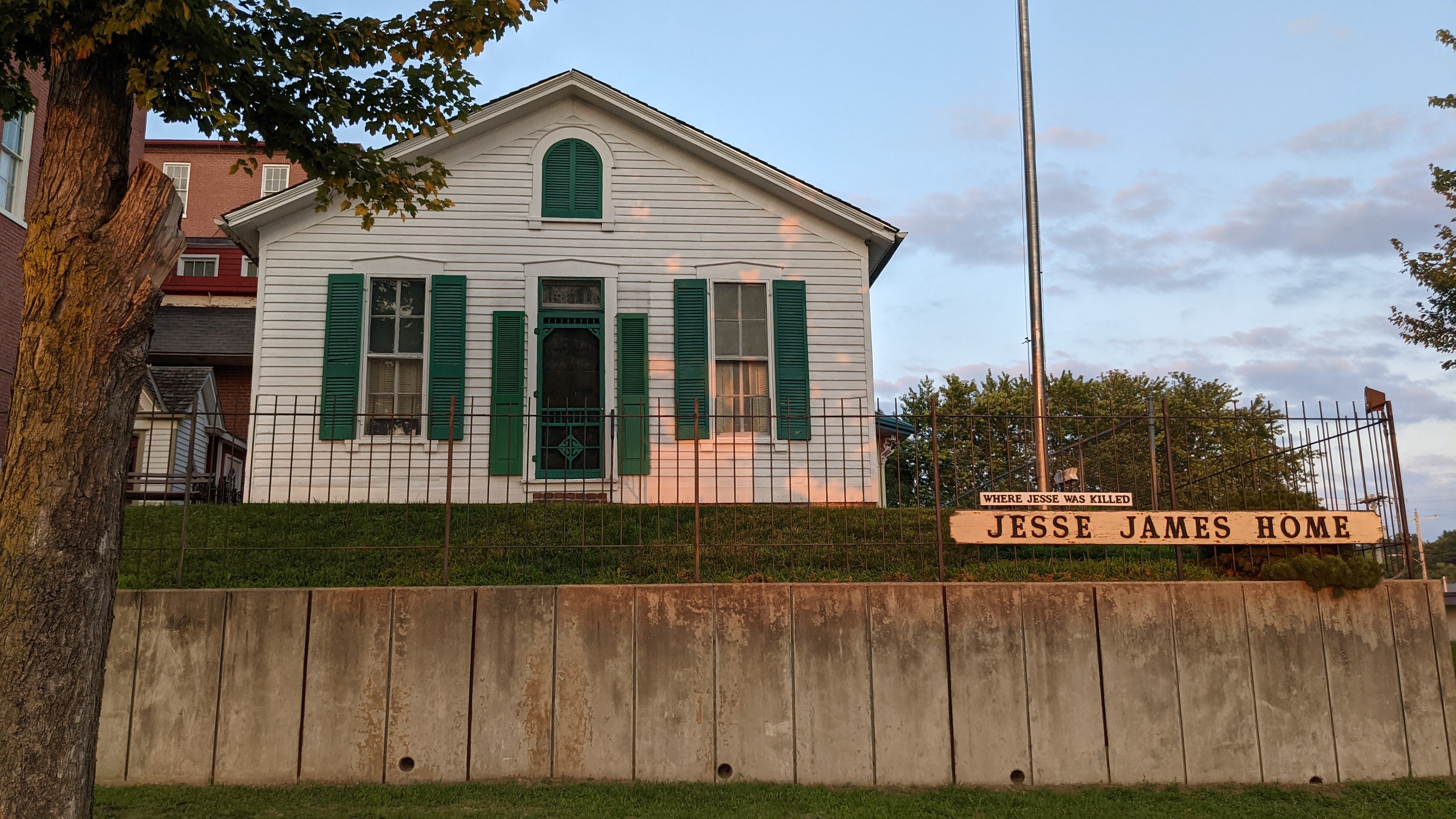 Exploring the Jesse James Home Museum in Saint-Joseph