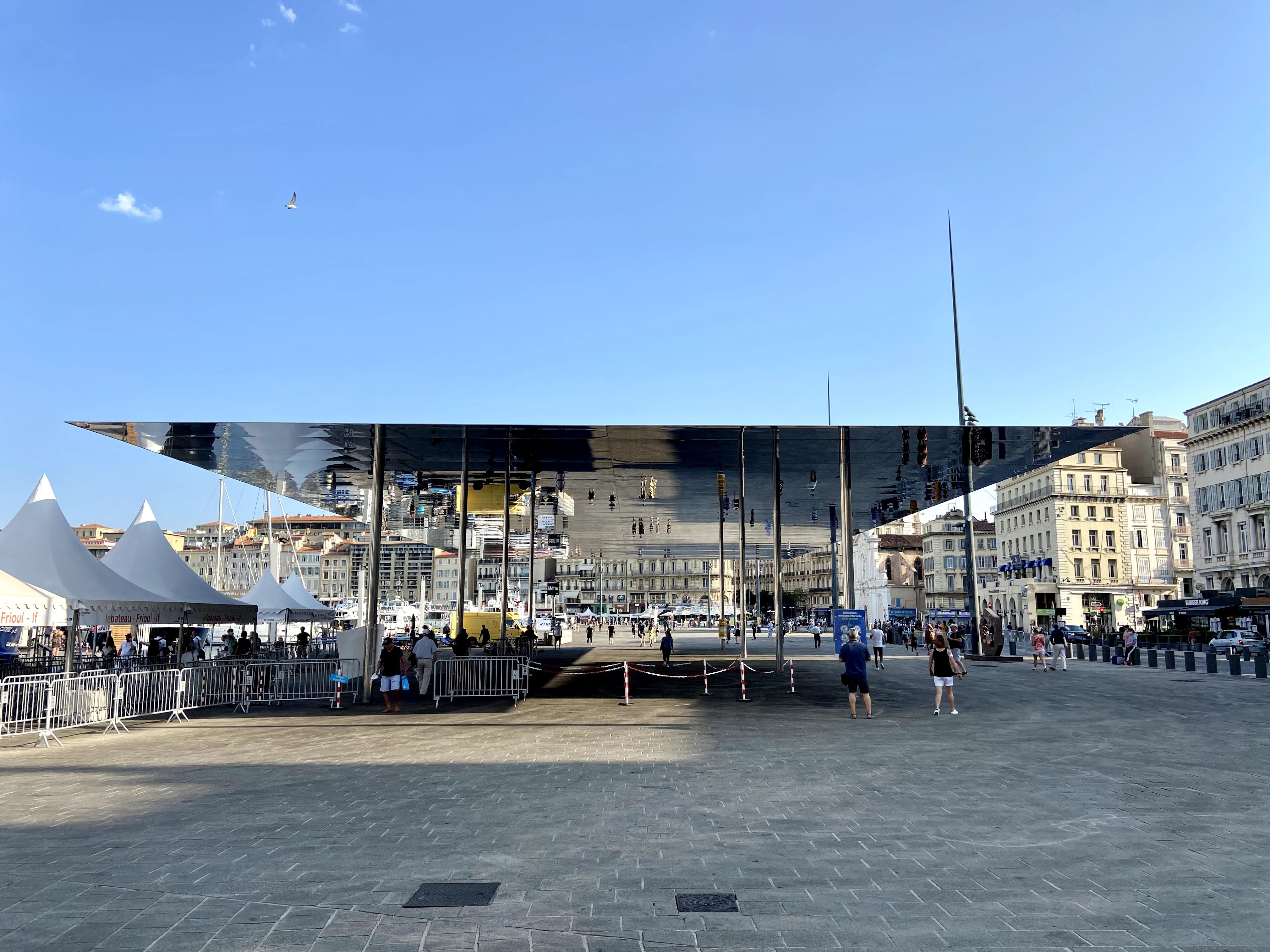 L'Ombrière de Norman Foster: A Modern Marvel in Marseille's Historic Heart