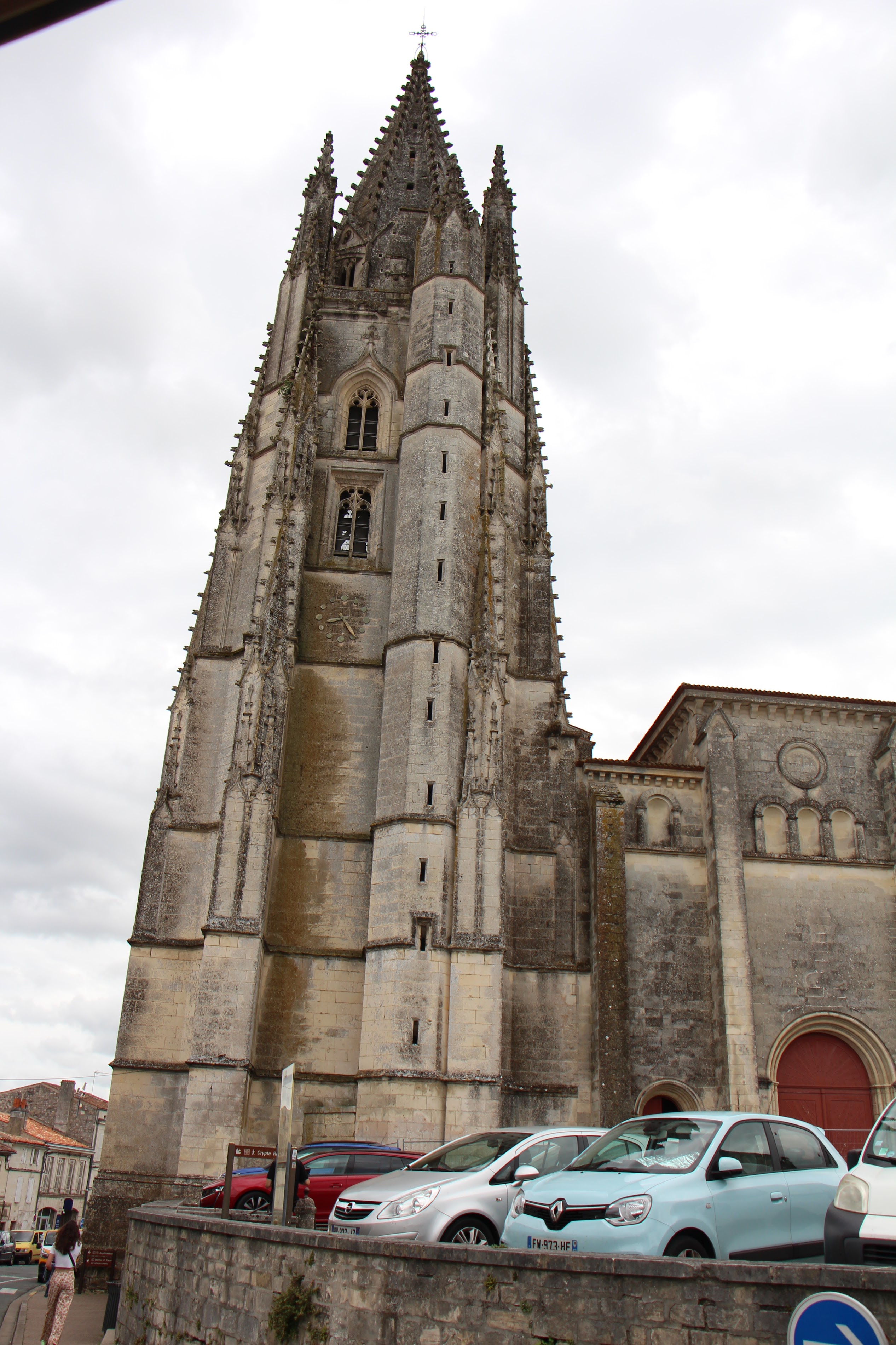 Exploring the Charm of Le Petit électrain de Saintes