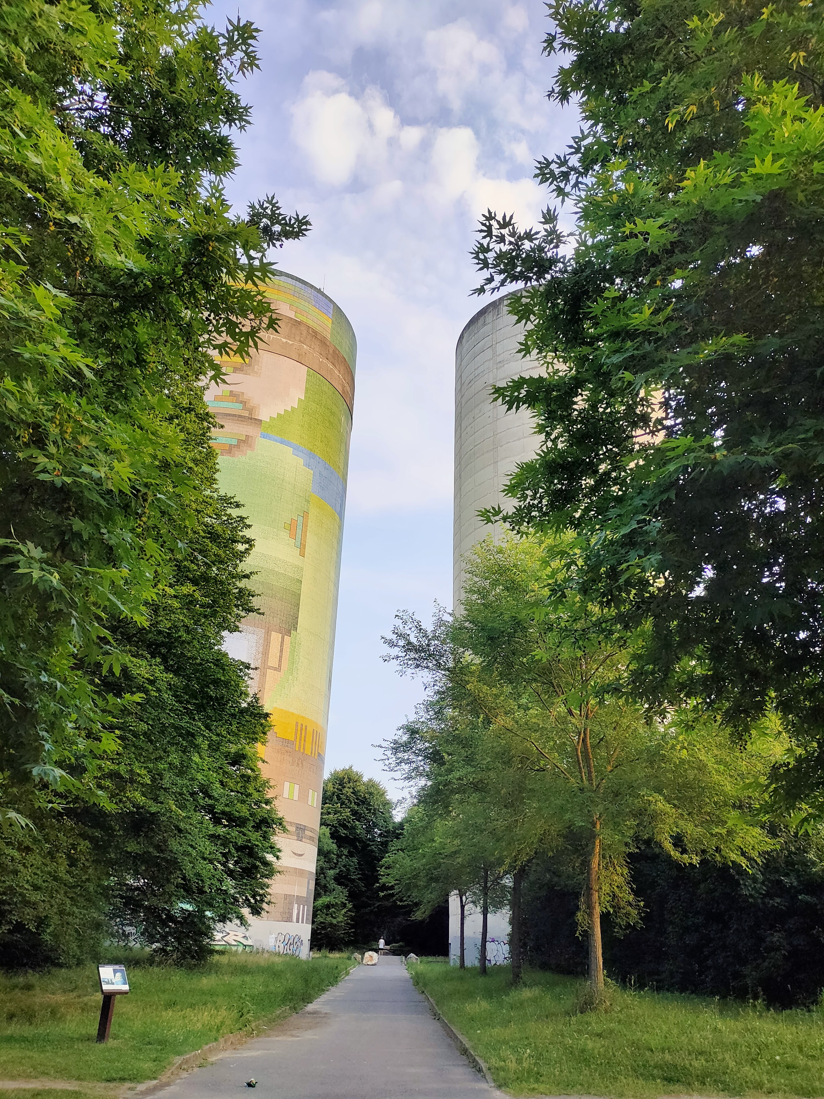 Les deux châteaux d'eau jumeaux Les Totems