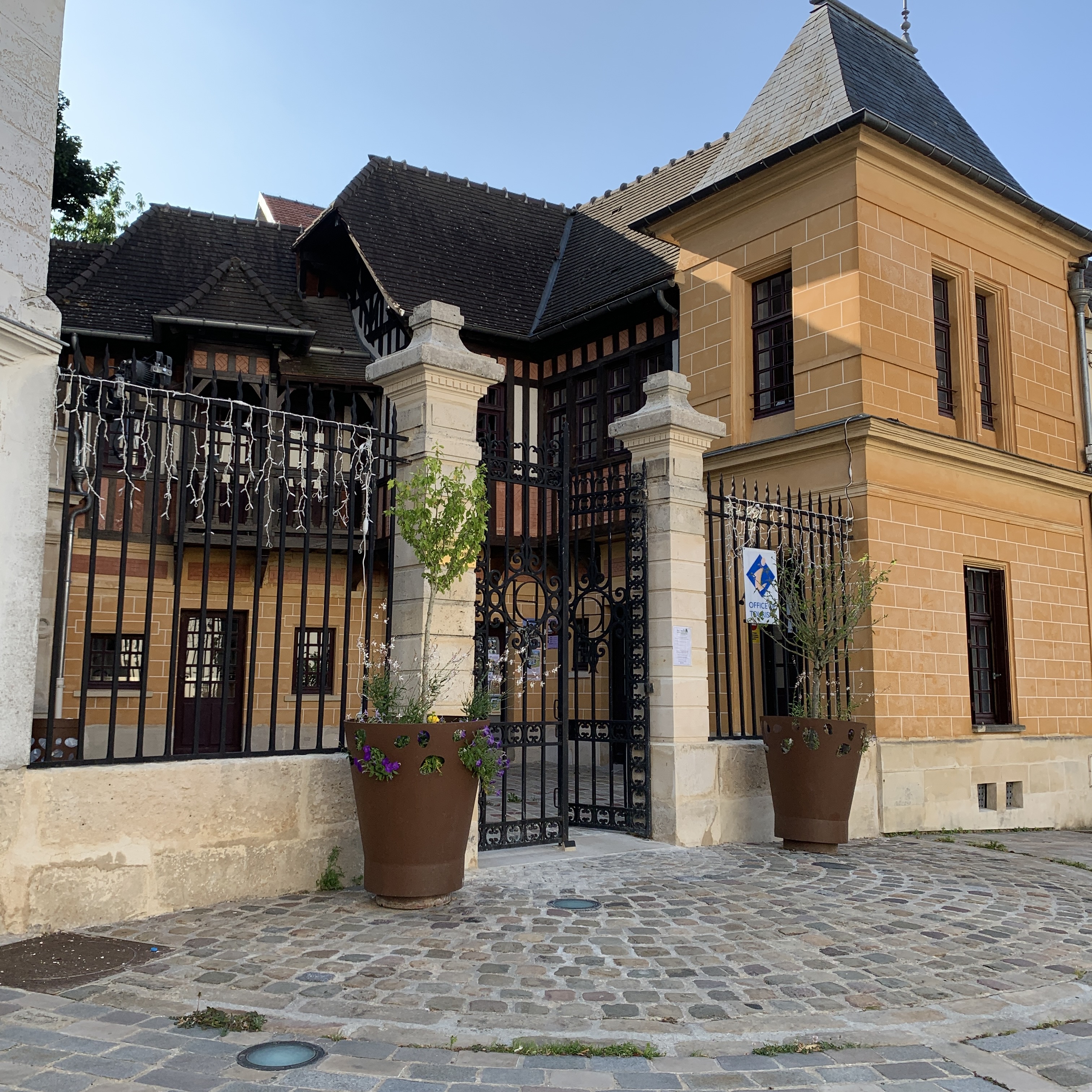 Montmorency Tourist Office