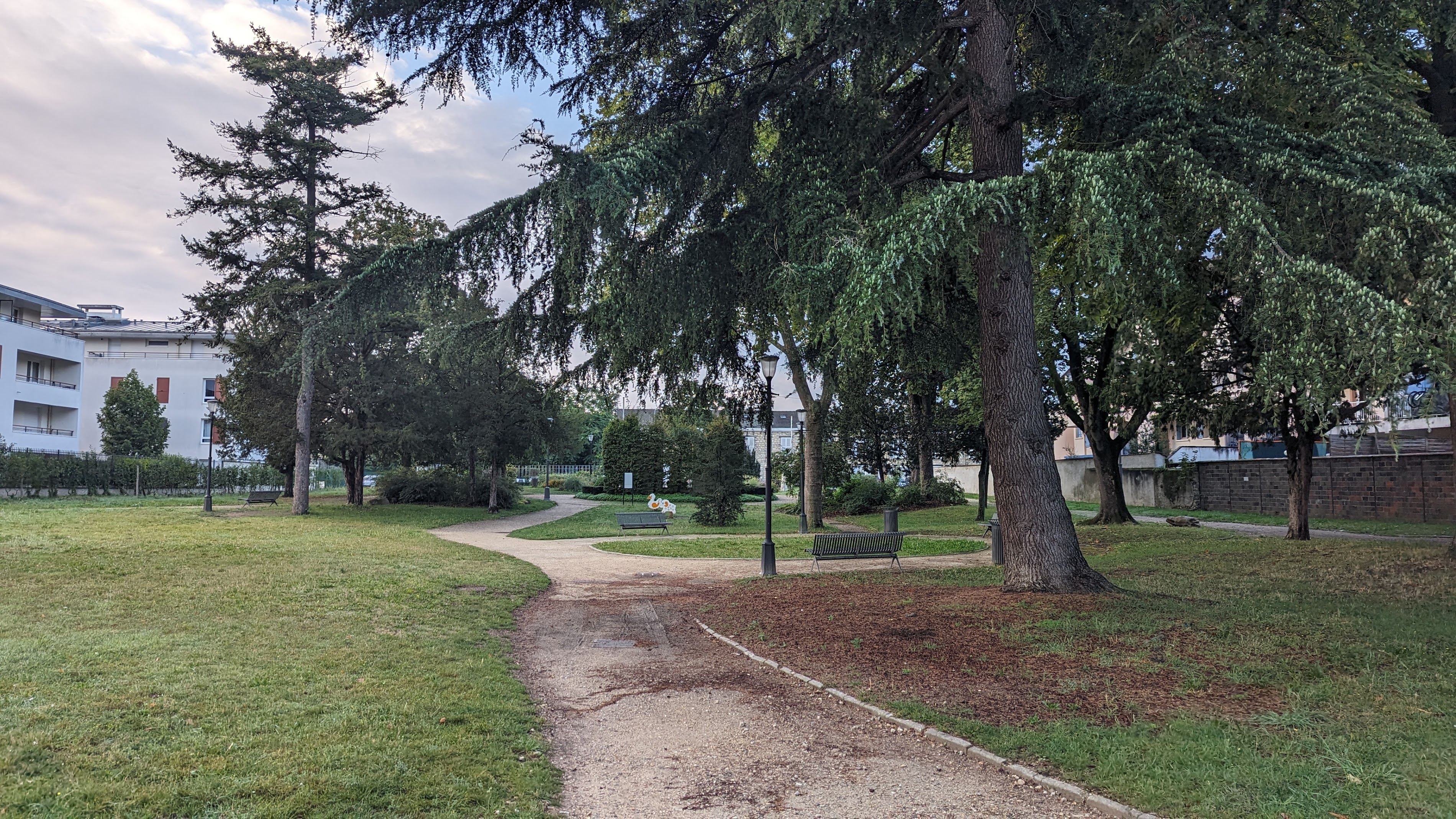 Parc Jean Vauzelle: A Tranquil Retreat in Les Mureaux