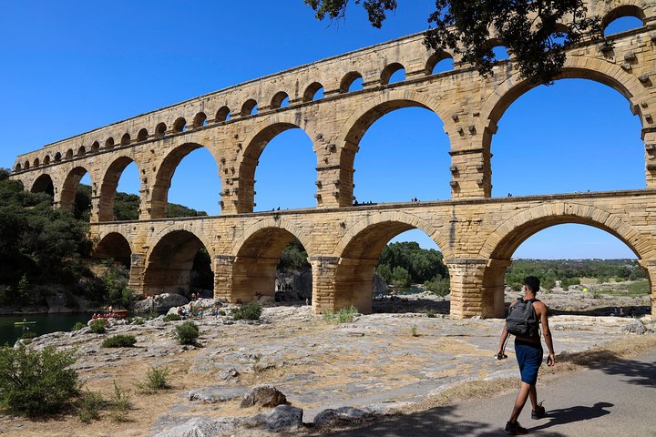 Private Tour from Pont du Gard to Villeneuve Les Avignon and Châteauneuf du Pape Wine Region