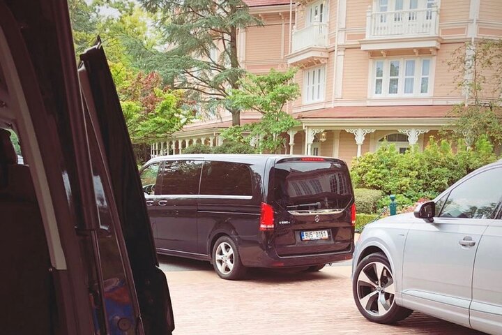 Private Transfer from Disneyland Paris to CDG Airport or City