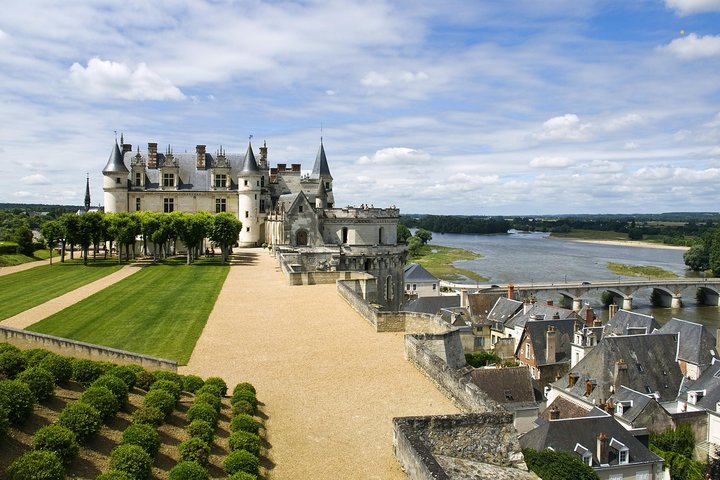 Incredible Loire castles tour with wine tastings and lunch