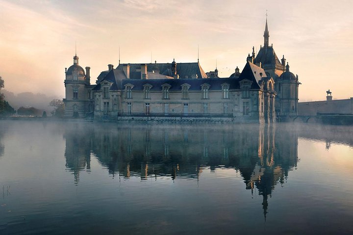 Chantilly Tour: Great Stables and Renaissance Meal from Paris