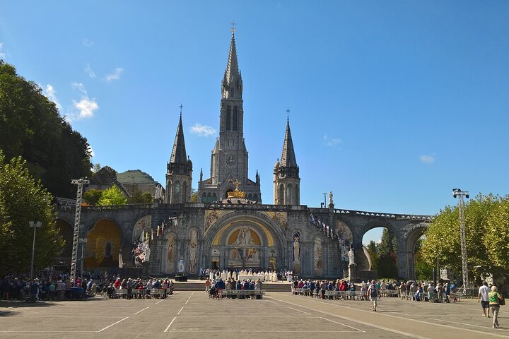 Lourdes private guided tours are offered / Walking tours are available