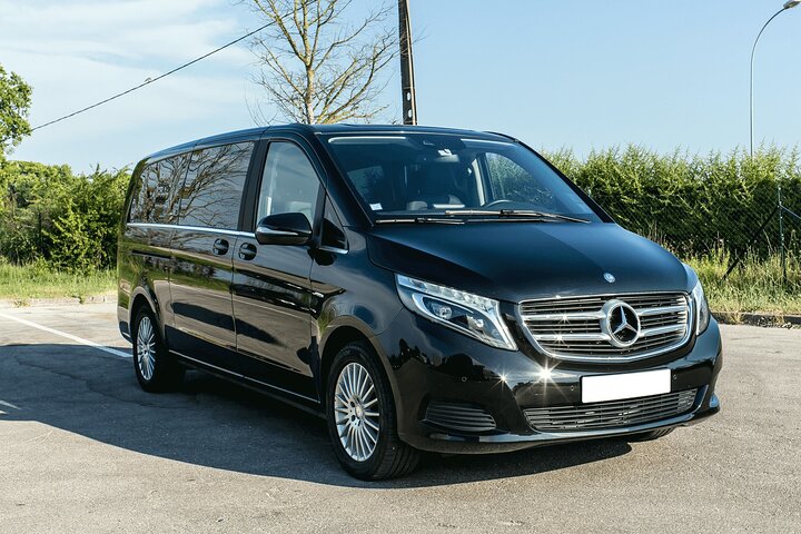 Paris Disneyland Private Transfer to Paris City in Car/Van