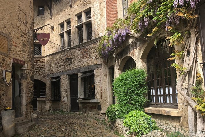 Pérouges Medieval Village Private Trip with Tasting from Lyon
