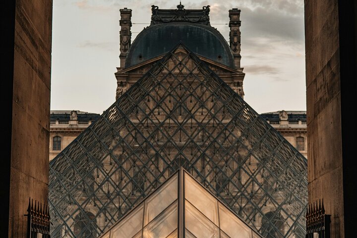 Private 3 Hours Louvre Guided Tour in Paris