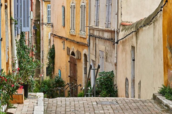 A Private Bus Tour to Hôtel de Paris Saint-Tropez Is Offered