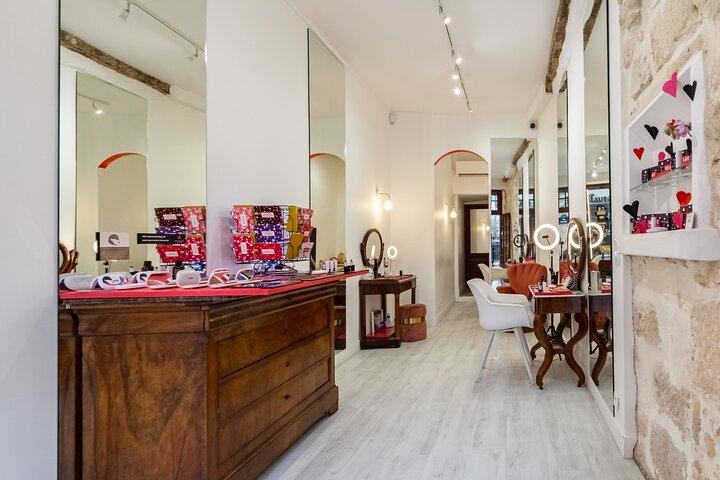 A One-hour Private Makeup Class Is Offered by a Pro Makeup Artist