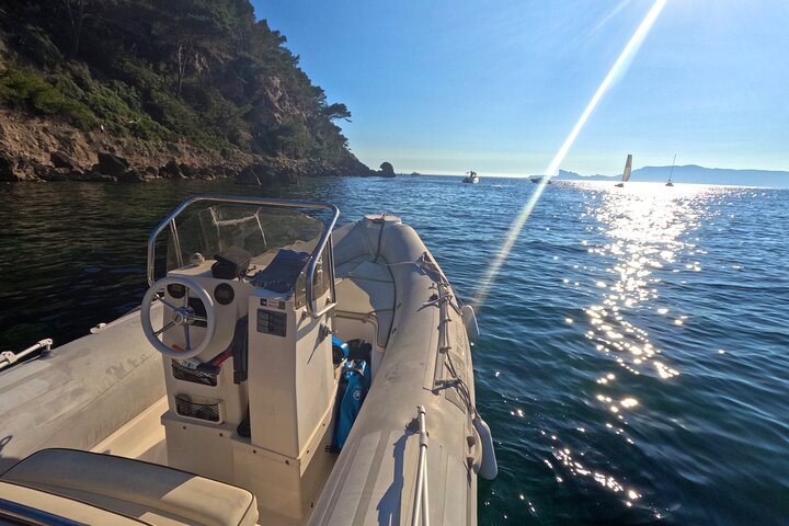 A privatized boat is offered in the Calanques of Port d'Alon!