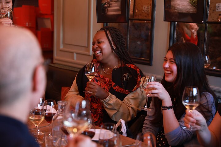 Cata de Vinos Francés Privado con un Experto Certificado en Montmartre