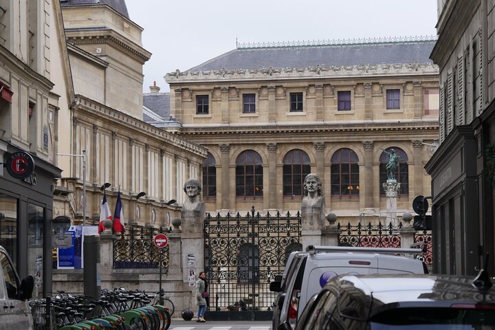 Private 2-Hour Paris Fine Arts School Studio Visit