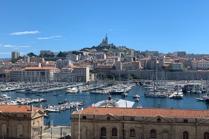 City Tour in Le Panier District Offered on Foot