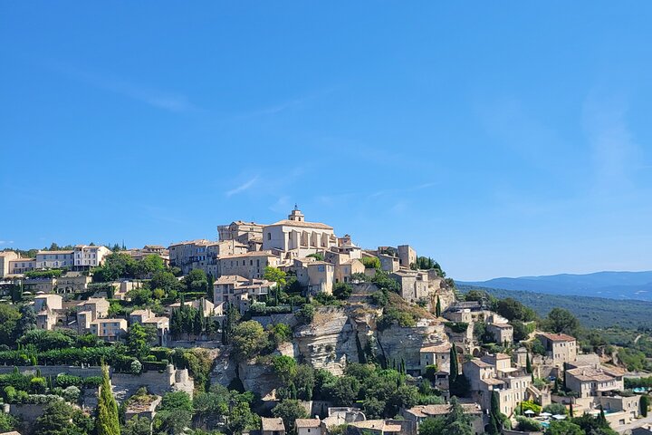 The Luberon and its villages are showcased elevated.