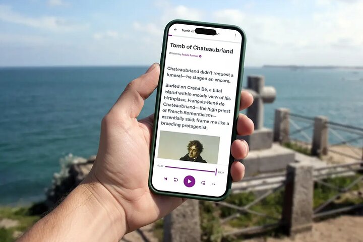 Audio Walking Tour of Saint-Malo Guided by Self-Instruction