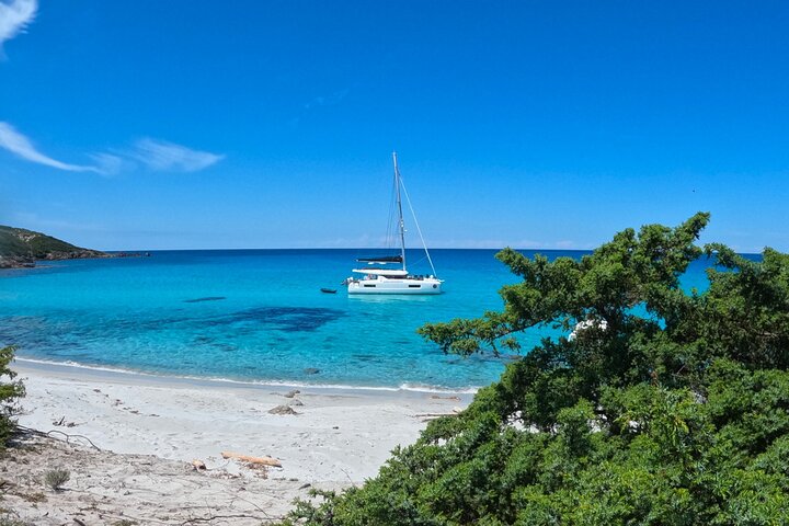 Excursión en catamarán Desierto de Agriates con salida de L'ile rousse