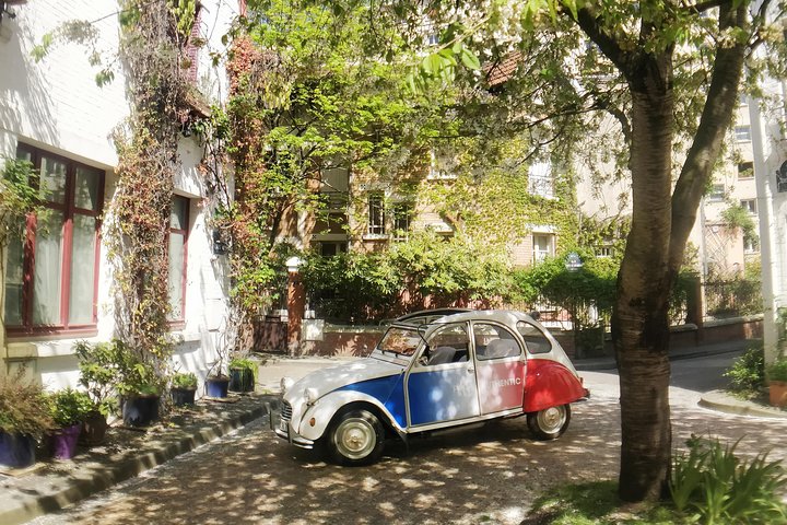 Tour in a vintage car with a Parisian