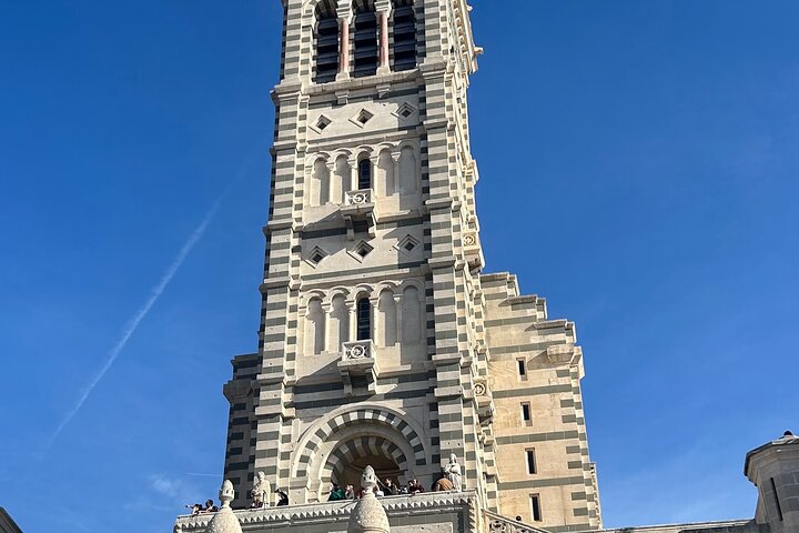 A Private 1-Day Tour from Marseille Cruise to Aix and Cassis Is Offered